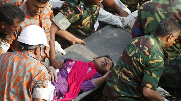 Banglad隚t zchrani vyprostili z trosek zcen textilky mladou enu. (10. kvtna 2013)
