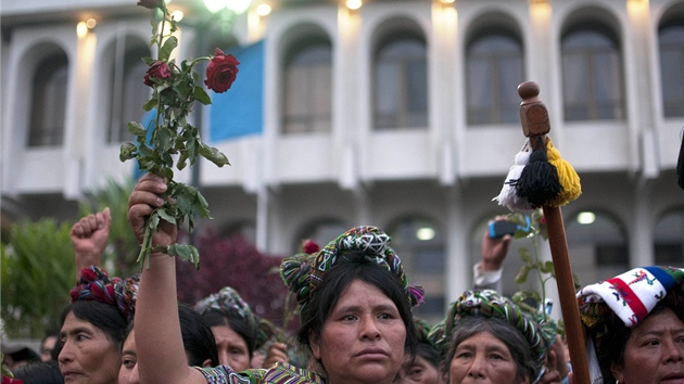 Indini z kmene Ixil oslavuj rozsudek nad bvalm guatemalskm dikttorem Monttem (11. kvtna 2013)