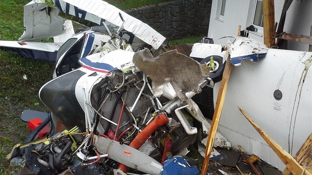 Trosky malého letadla, které havarovalo v Prostředním Lánově (11. května 2013)