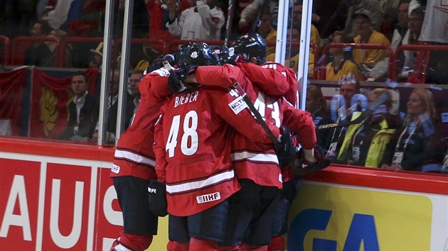 JEDINÁ RADOST. Švýcarští hokejisté se radují z jediného gólu ve finále MS proti Švédsku.