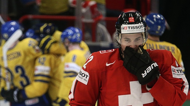 TO NENÍ DOBRÉ. Švýcarský hokejista Simon Moser smutní po švédském gólu ve finále MS. 