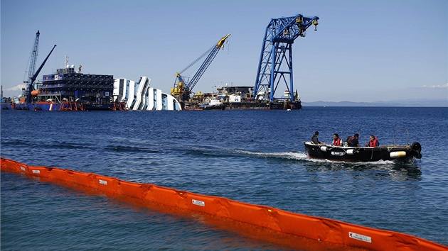 Vyproovn ztroskotan lodi Costa Concordia u ostrova Giglio (14. kvtna 2013)