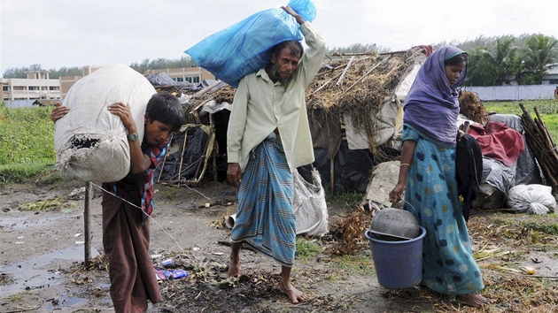 Lid v Bangladi prchaj ped cyklonem do bezpe.