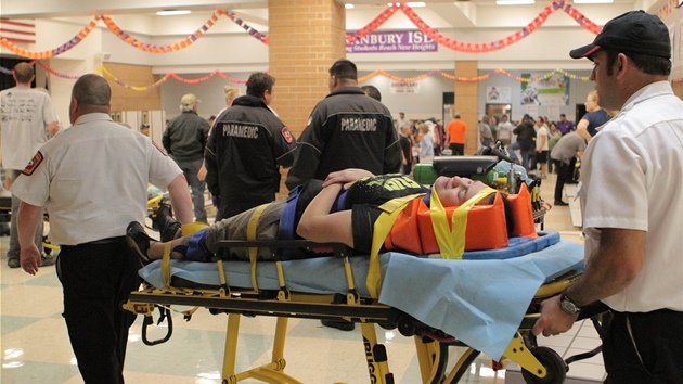 Zchrani penej na nostkch zrannho muena ambulanci v Granbury. Texas zshlo niiv torndo.