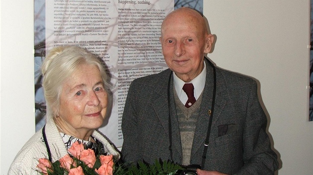 Václav Růžička a paní Kavalírová na vernisáži výstavy jedni z nás v únoru 2008. 