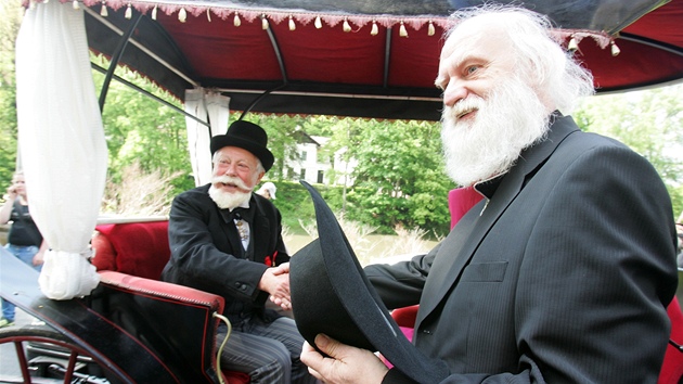 Pavel P. Ries, prezident ASORKD (vpravo) se lou s Heinrichem von Mattoni v podn herce Betislava Tetery.