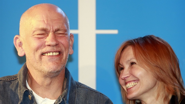 John Malkovich a Ingeborga Dapkunaite na tiskov konferenci v rmci hudebnho festivalu Prask jaro.