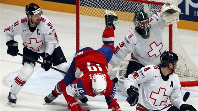 LDR. vcarsk kapitn Mathias Seger (vlevo) je ve vcarsk reprezentaci pojem. Od roku 1998 chybl na jedinm ampiontu, odehrl i ti olympidy