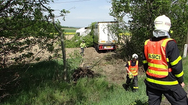 Srka t automobil zablokovala na nkolik hodin vpadovku z Ostravy smrem na Monov. Kamion skonil v poli, dal dva automobily zstaly na silnici. 