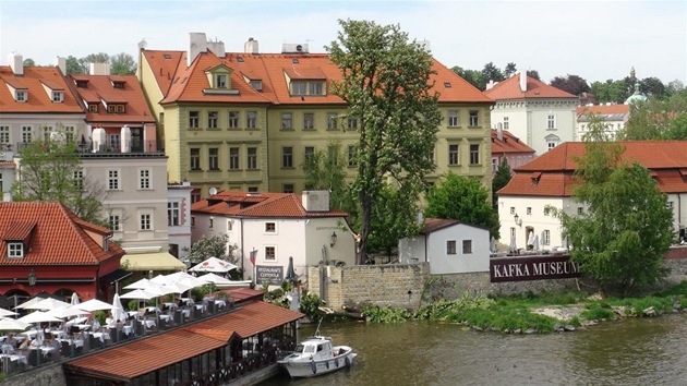 Hasii likviduj osmimetrovou vtev, kter spadla do restauran zahrdky na Kamp. 