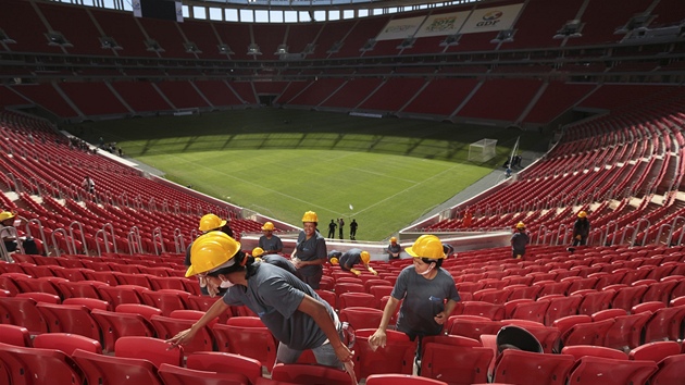 Posledn pravy ped otevenm novho Nrodnho stadionu v brazilskm hlavnm mst Brasilia.