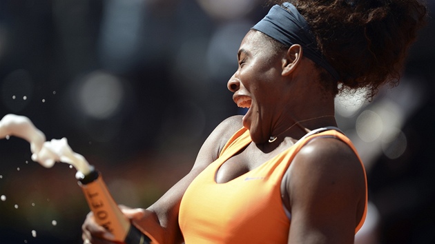 STK AMPASK... a Serena Williamsov se raduje z vtzstv na turnaji v m.