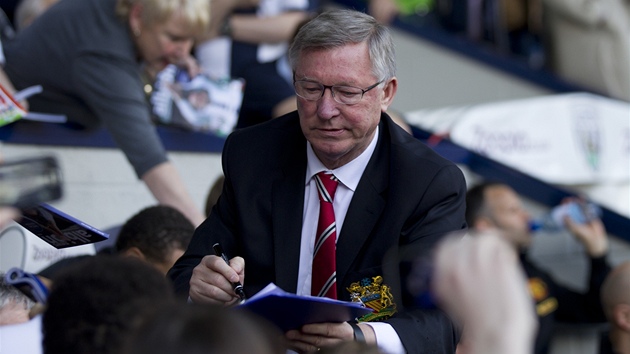 JEŠTĚ AUTOGRAM. Jeden z posledních podpisů ve funkci dal Alex Ferguson před zápasem ve West Bromwichi.