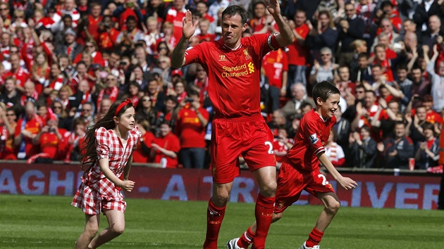 LOUČENÍ S DĚTMI. Jamie Carragher z Liverpoolu vybíhá se svými ratolestmi k poslednímu zápasu na Anfield Road.