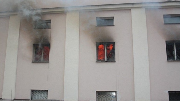 Kvli poru skladu nbytku v arelu bvalho ZZM museli hasii evakuovat dv st lid z dvou sousednch panelovch dom.

