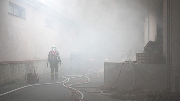 Kvli poru skladu nbytku v arelu bvalho ZZM museli hasii evakuovat dv st lid z dvou sousednch panelovch dom.


