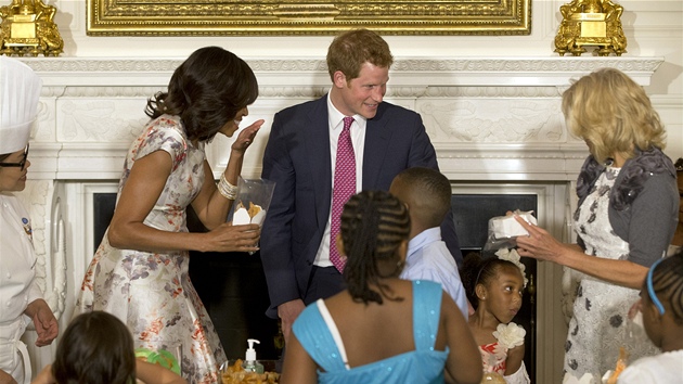 Princ Harry se bhem nvtvy USA setkal spolen s prvn dmou Michelle Obamovou a manelkou viceprezidenta Jill Bidenovou s pbuznmi americkch vojk (9. kvtna 2013).