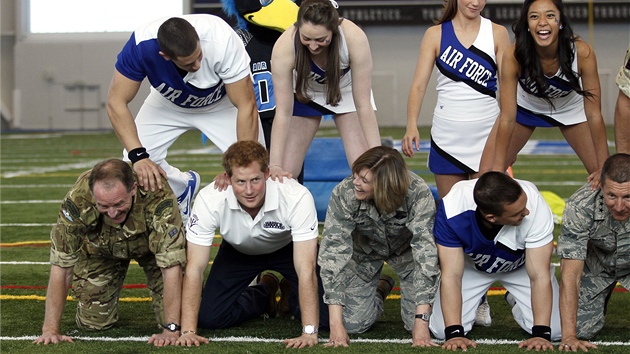 Princ Harry bhem nvtvy USA navtvil akademii vojenskho letectva, kde se zastnil americkho fotbalu a pot s kadety a roztleskvakami vytvoil ivou pyramidu (12. kvtna 2013).