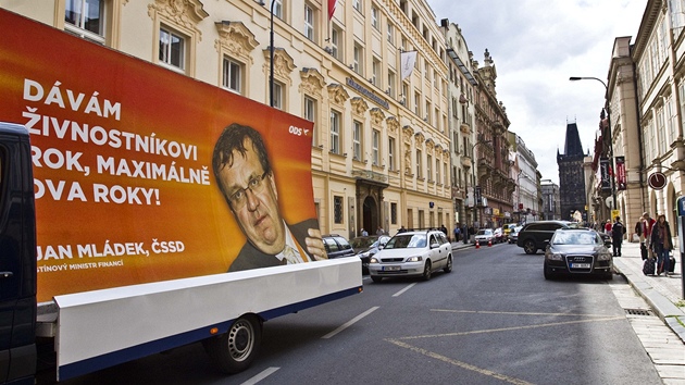 ODS spustila novou kampa. Pedstavila tyi verze billboard, kter se objev v ulicch, na Facebooku i na internetu. Chce na nich psobit na ivnostnky. Nkladn vz s billboardem pivezli obant demokrat 14. kvtna i ped Lidov dm - sdlo SSD.