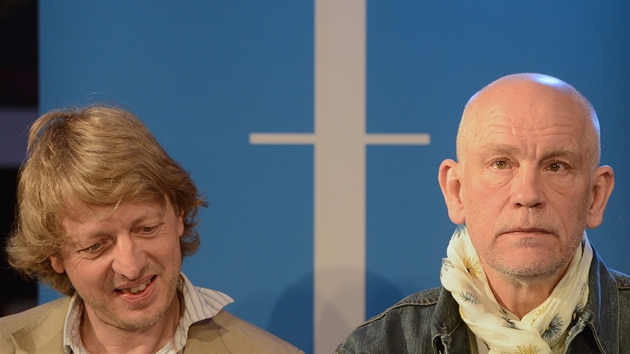 Americk herec John Malkovich (vpravo) a reisr Michael Sturminger vystoupili 14. kvtna v Praze na tiskov konferenci v rmci hudebnho festivalu Prask jaro. 