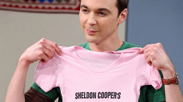 Jim Parsons v roli Sheldona Coopera v seriálu Teorie velkého třesku (6. série)