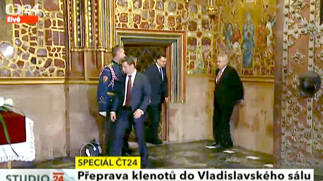 Prezident Miloš Zeman při příchodu do Svatováclavské kaple zavrávoral tak, že se musel opřít o stěnu. (9. května 2013)