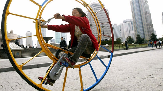 V roce 2004 se v anghaji objevil monocykl vynlezce Li Yongliho, kter ho nazval "slem jedna mezi vozidly."