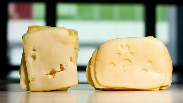 Český (vlevo) a polský plátkový sýr