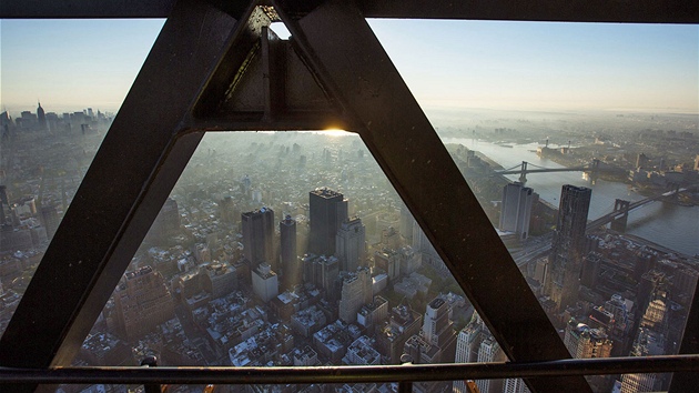 Vchod slunce nad Manhattanem na pohledu ze stechy One World Trade Centre.