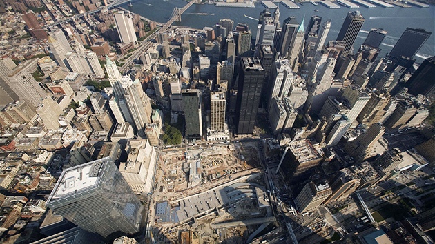 Pohled na Ground Zero ze stechy One World Trade Centre.