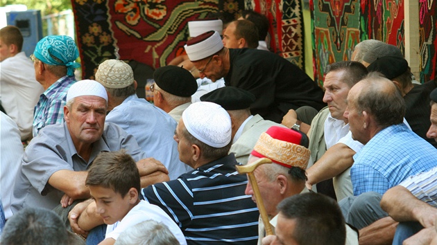 V bezprostednm okol tribuny pevauj mui, dle jsou u astnci promchni.