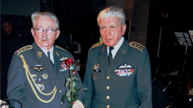 Emil Boček na snímku s legendárním „generálem nebe“ Františkem Peřinou. Peřina zemřel v roce 2006.