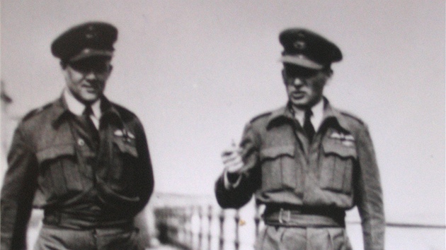 Po vypuknutí války se dostal do Anglie, při cvičném letu prožil black-out a musel přestat létat. Pracoval jako dispečer u RAF, zajišťoval také leteckou kontrolu na Ruzyni při návratu letců z Anglie. Na snímku Gablech v roce 1945 v Británii (vpravo).
