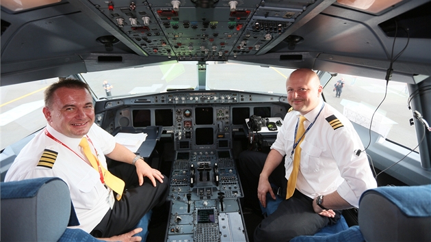 V pilotn kabin Airbusu A330-300, kter v barvch SA poprv pistl v Praze. Zleva kapitn Ivan Janouek a druh pilot Tom Novk.