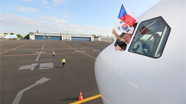 Z oknka pilotn kabiny mv kapitn letadla Ivan Janouek.