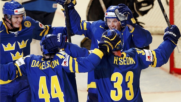 VDSK RADOST. Domc hokejist se raduj ze semifinlovho glu Finsku na mistrovstv svta v lednm hokeji.