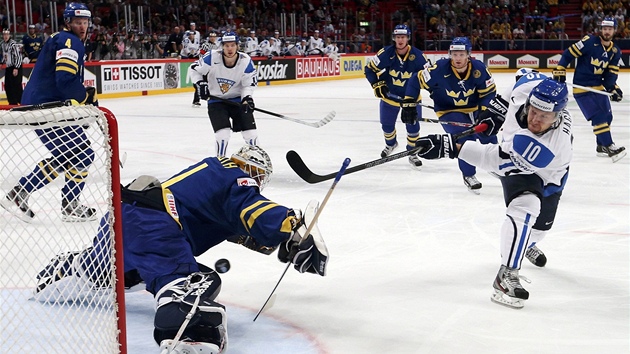 NEÚSPĚŠNÁ RÁNA. Niklas Hagman z Finska střílí na švédského gólmana Jhonase Enrotha v semifinále MS v hokeji.