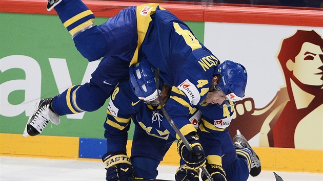 VLEZ MI NA ZDA! Srka vdskch hokejist Nicklase Danielssona a Joela Lundqvista v semifinlovm zpase MS v hokeji proti Finsku.