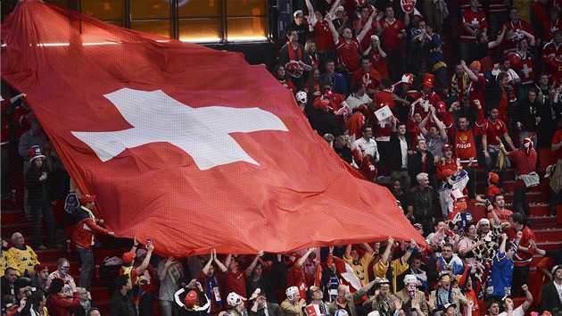 OBŘÍ HELVÉTSKÝ KŘÍŽ. Fanoušci Švýcarska se radují z postupu reprezentace do finále mistrovství světa v hokeji 2013.