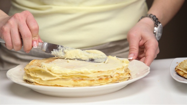 Palainky slepte jednu po druh slabou vrstvou pikantnho citronovho krmu.