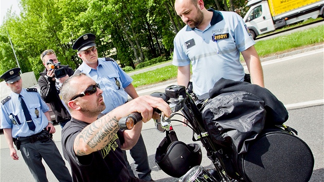 Policie zadrela motorke, kte zdemolovali osobn auto a ohroovali idie noem.