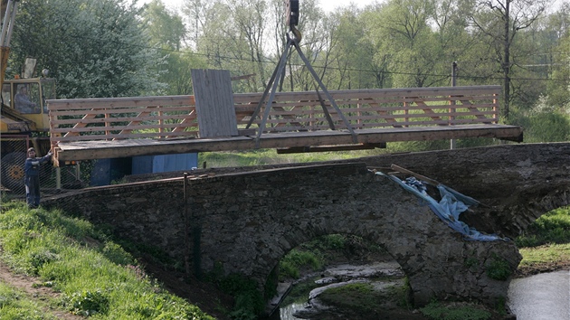 Úřady konečně našly společnou řeč a oprava historického poničeného mostu v Ronově nad Sázavou může začít. Jako první dělníci sundali provizorní dřevěnou lávku, díky níž se přes pobořený most mohlo přejít.