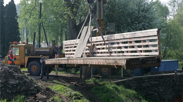 Úřady konečně našly společnou řeč a oprava historického poničeného mostu v Ronově nad Sázavou může začít. Jako první dělníci sundali provizorní dřevěnou lávku, díky níž se přes pobořený most mohlo přejít.
