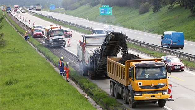 Na seku mezi Lhotkou a Velkou Bte stavebnci frzuj odstavn pruh. Ppravuj se tak na rozen dlnice.