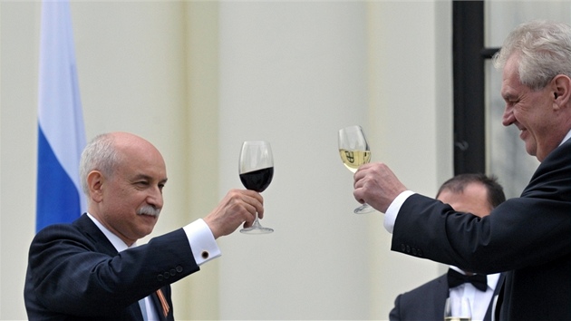 Prezident Milo Zeman se 9. kvtna zastnil slavnostn recepce na ruskm velvyslanectv v Praze pi pleitosti vro konce druh svtov vlky. Vlevo je rusk velvyslanec v R Sergej Kiseljov.