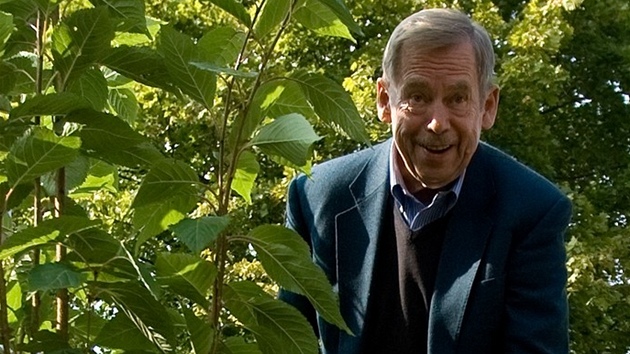 Václav Havel zasadil strom v japonské zahradě v roce 2009.