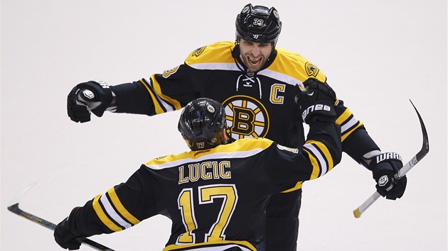 ZATM RADOST. Kapitn bostonskch hokejist Zdeno Chra (vpravo) oslavuje svj gl s Milanem Lucicem. Jene tahle trefa na vhru nestaila, Boston doma podlehl a v play-off NHL mus dt bojovat.