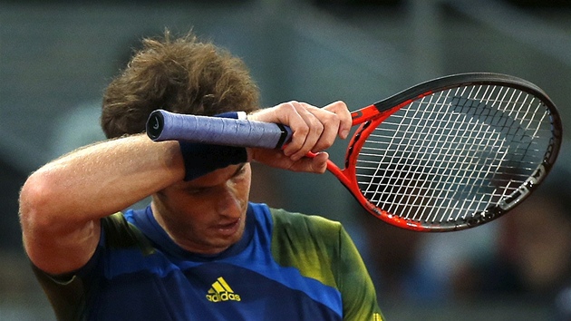 Britský tenista Andy Murray se smiuje s porákou, ve tvrtfinále turnaje v