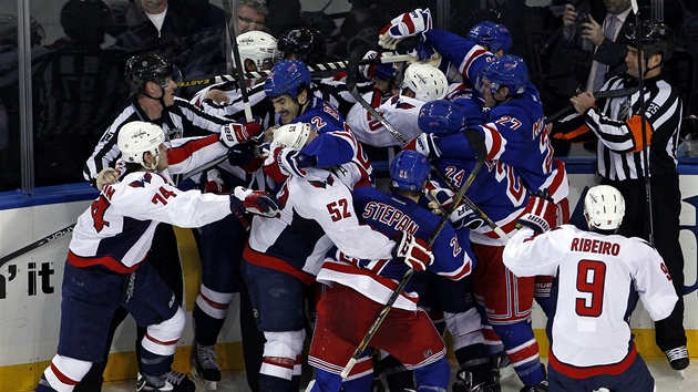 BITKA. Hromadn vmna nzor mezi hokejisty New York Rangers a Washingtonu. 