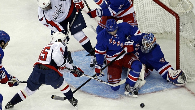 V PLN PERMANENCI. Brank New York Rangers Henrik Lundqvist el tlaku Washingtonu. 